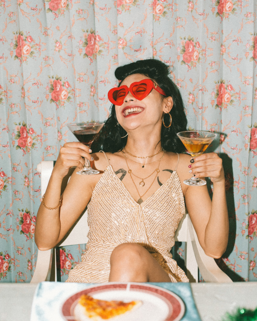 Frau feiert mit Cocktails und Pizza - Network Marketing Struktur, die auch ohne täglichen Einsatz trägt
